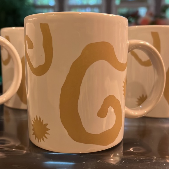 Oscar de la Renta Coffee Mugs. Gold and White designer swirls. Set of 4. - Picture 3 of 9